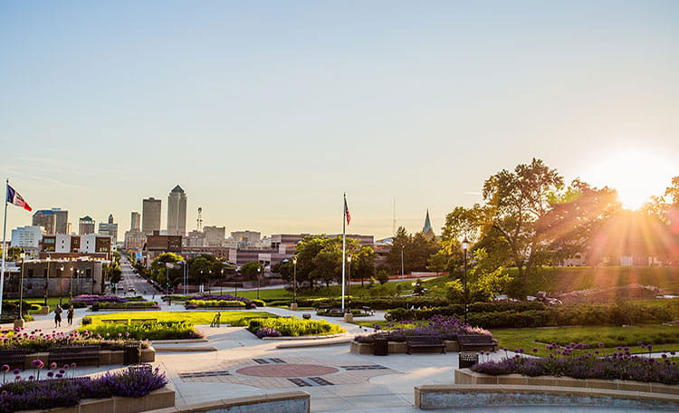 Des Moines Iowa skyline