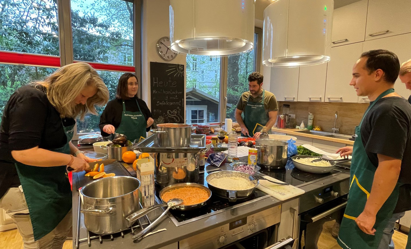 Menschen in der Küche beim Kochen