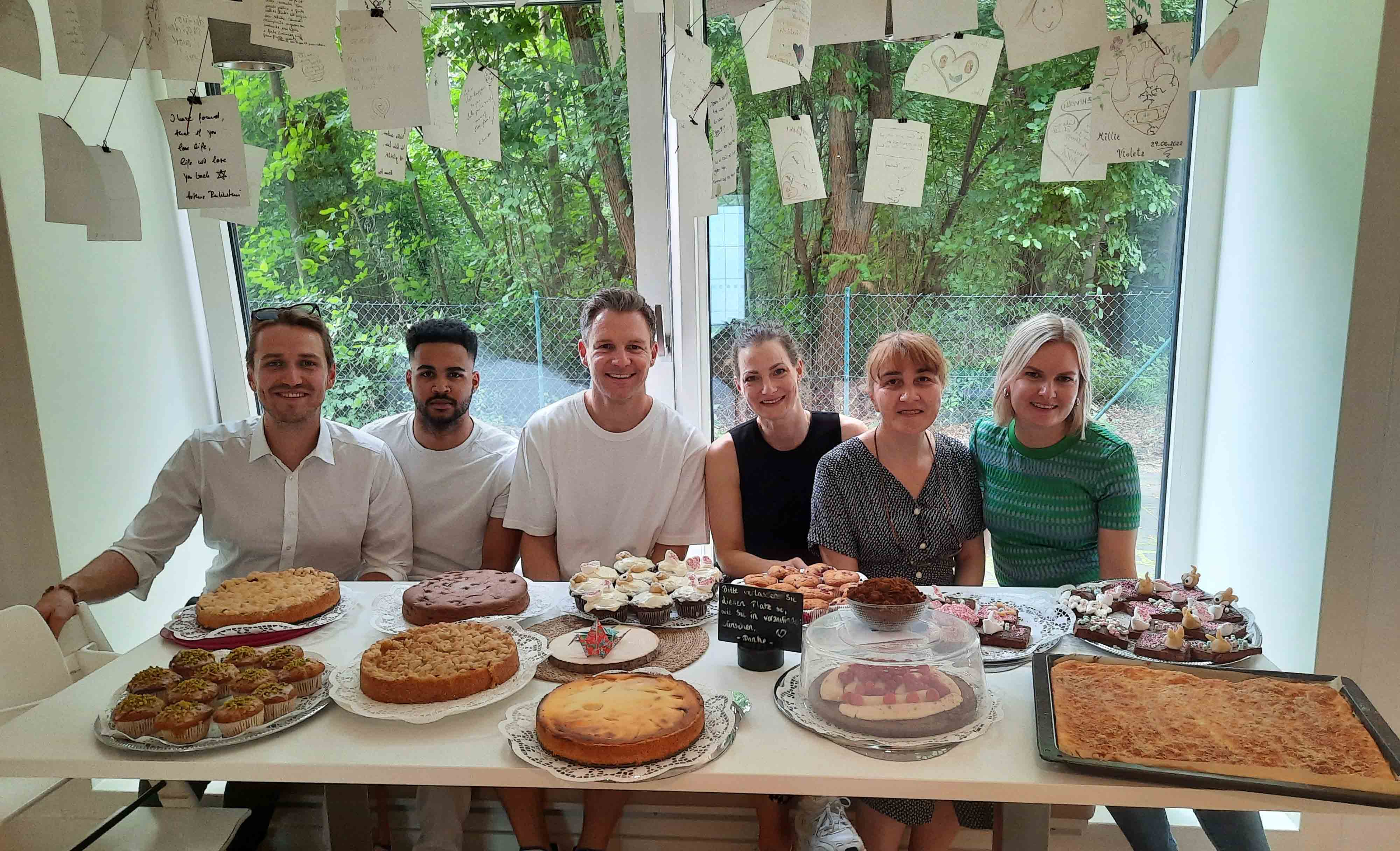 Menschen am Tisch mit Kuchen