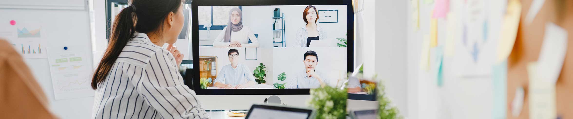 Kolleginnen haben Online Meetings mit dem Team von anderen vier Kollegen
