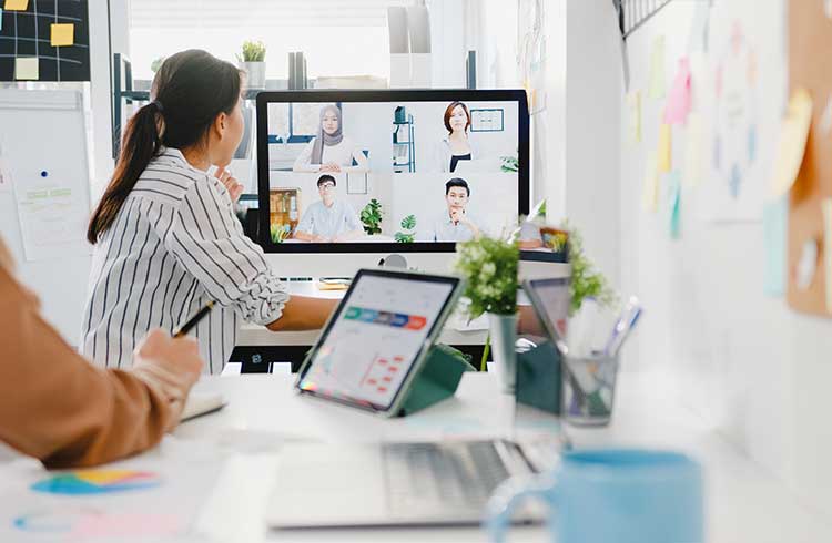 Kolleginnen haben Online Meetings mit dem Team von anderen vier Kollegen