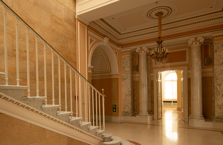 Flur mit Treppen und einem Grand Chandelier im ehemaligen U.S. Generalkonsulat in Hamburg