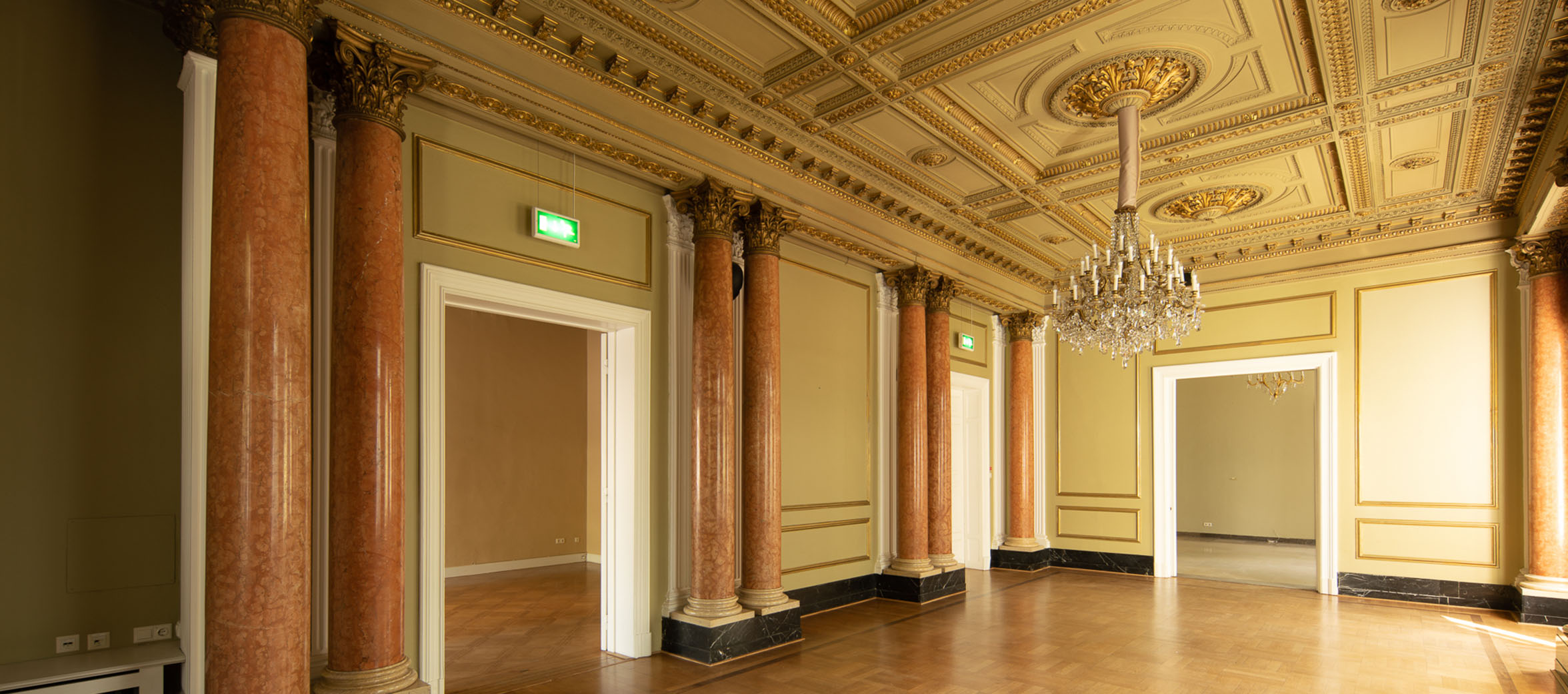 Raum mit einem Grand Chandelier im ehemaligen U.S. Generalkonsulat in Hamburg