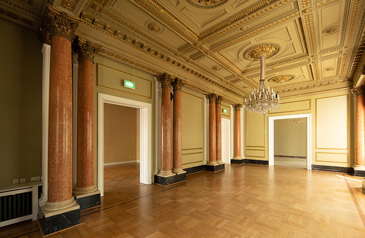 Raum mit einem Grand Chandelier im ehemaligen U.S. Generalkonsulat in Hamburg