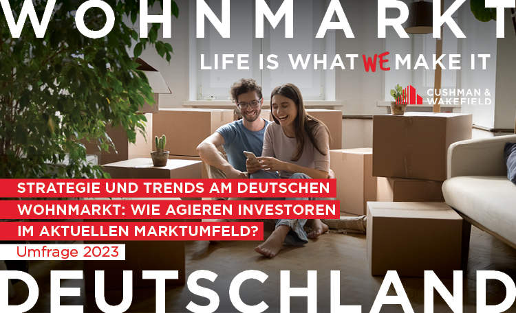Frisch verheiratetes Paar feiert ihre neue Wohnung mit Umzugskartons