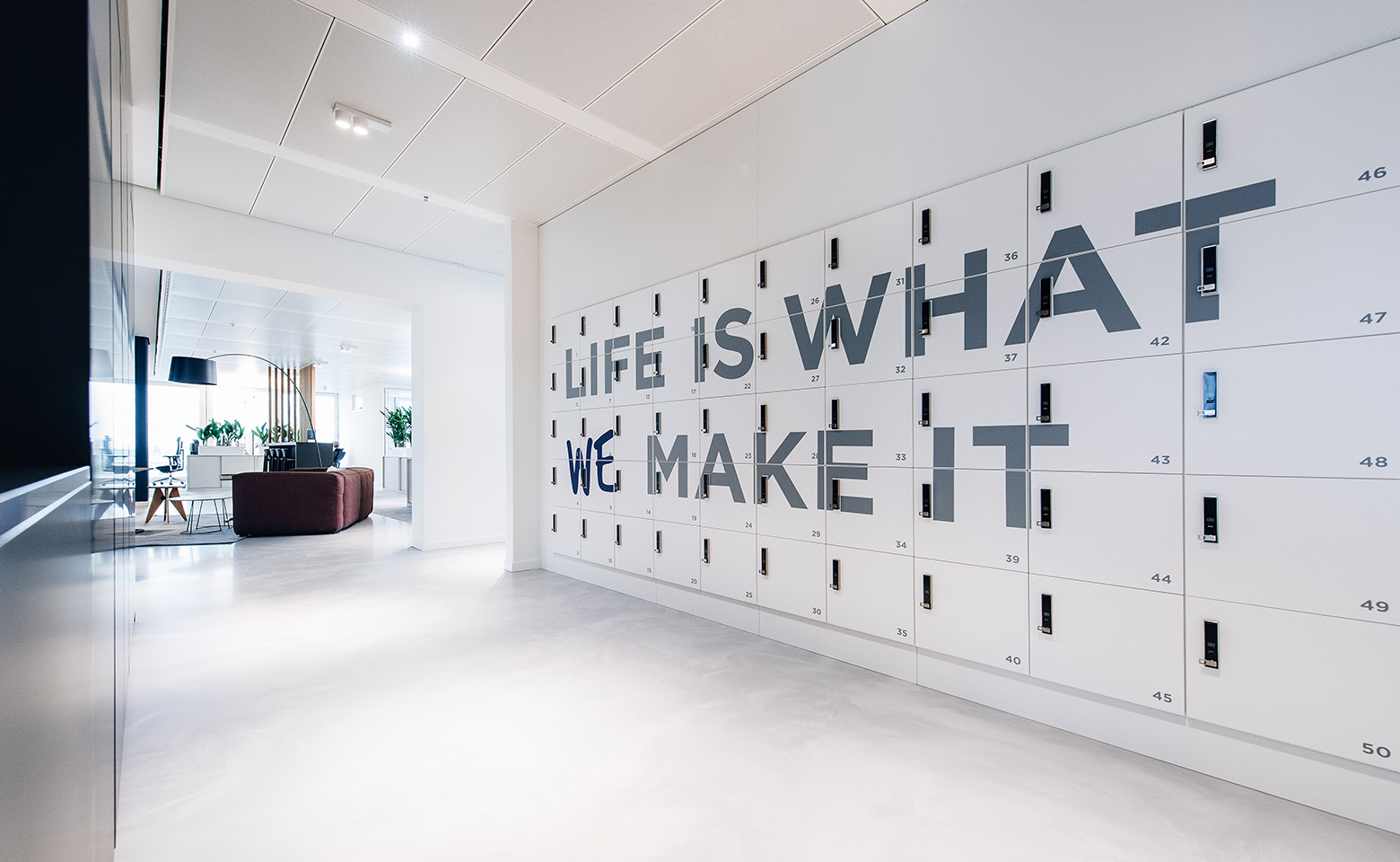 Großer weißer Schliessfachschrank mit aufgedrucktem Slogan "Life is what we make it" im Hamburger Buero