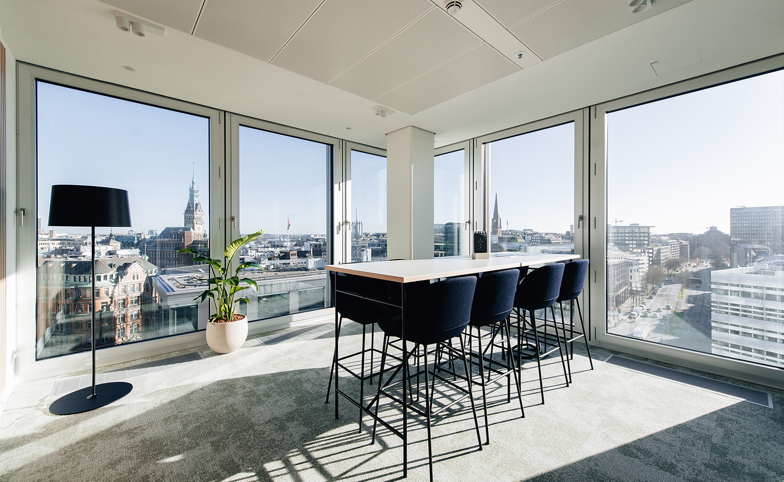 Essbereich mit Ausblick auf die Hamburger Speicherstadt des Hamburger Bueros im TRIIIO Gebaeude