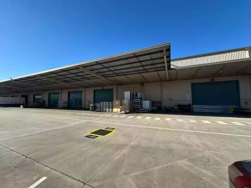 Freestanding Warehouse with Yard & Docks/On-Grade Roller Doors