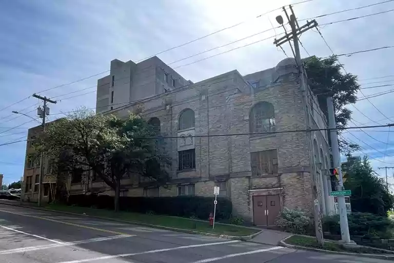 A4-601 Irving Avenue