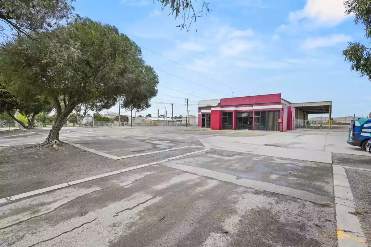 1596-1610 Centre Road