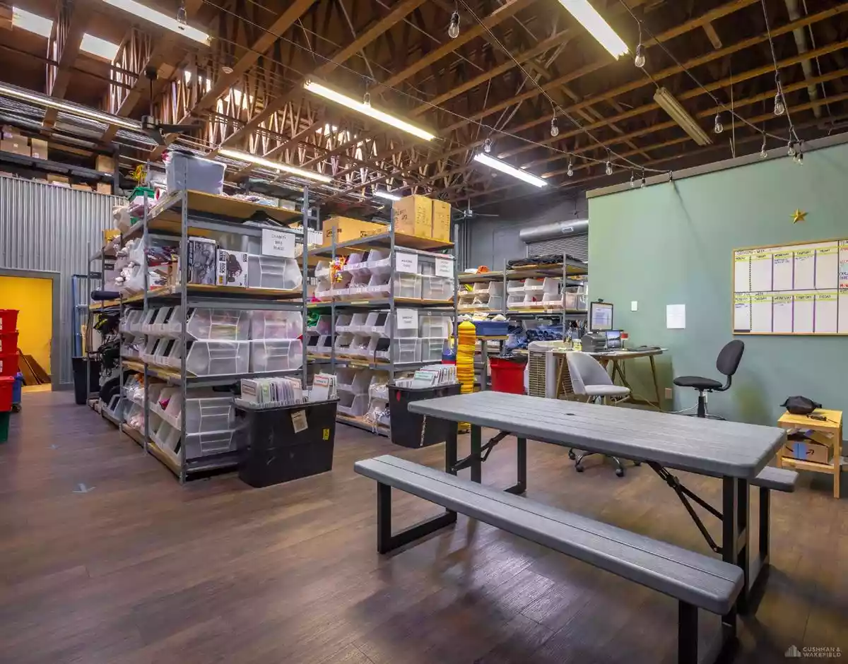 North Vancouver - Warehouse/Distribution