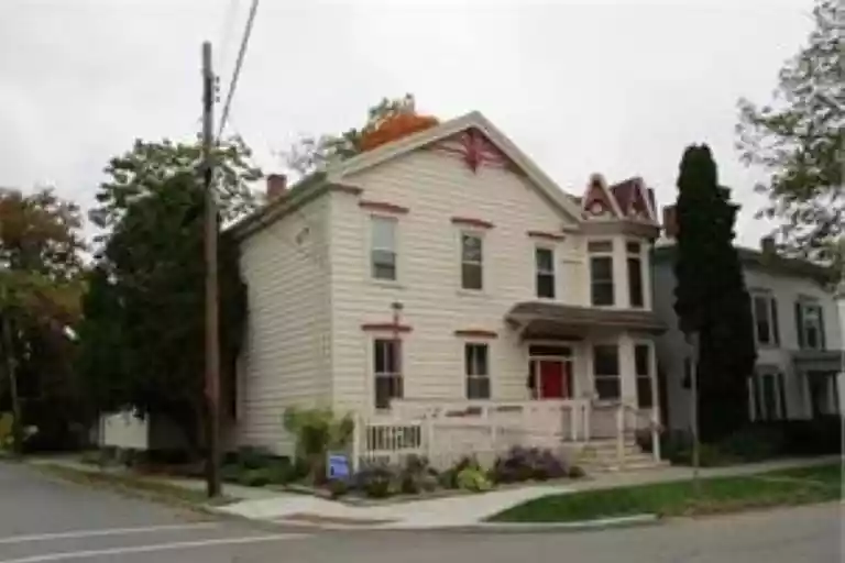 A1-124 Court Street East