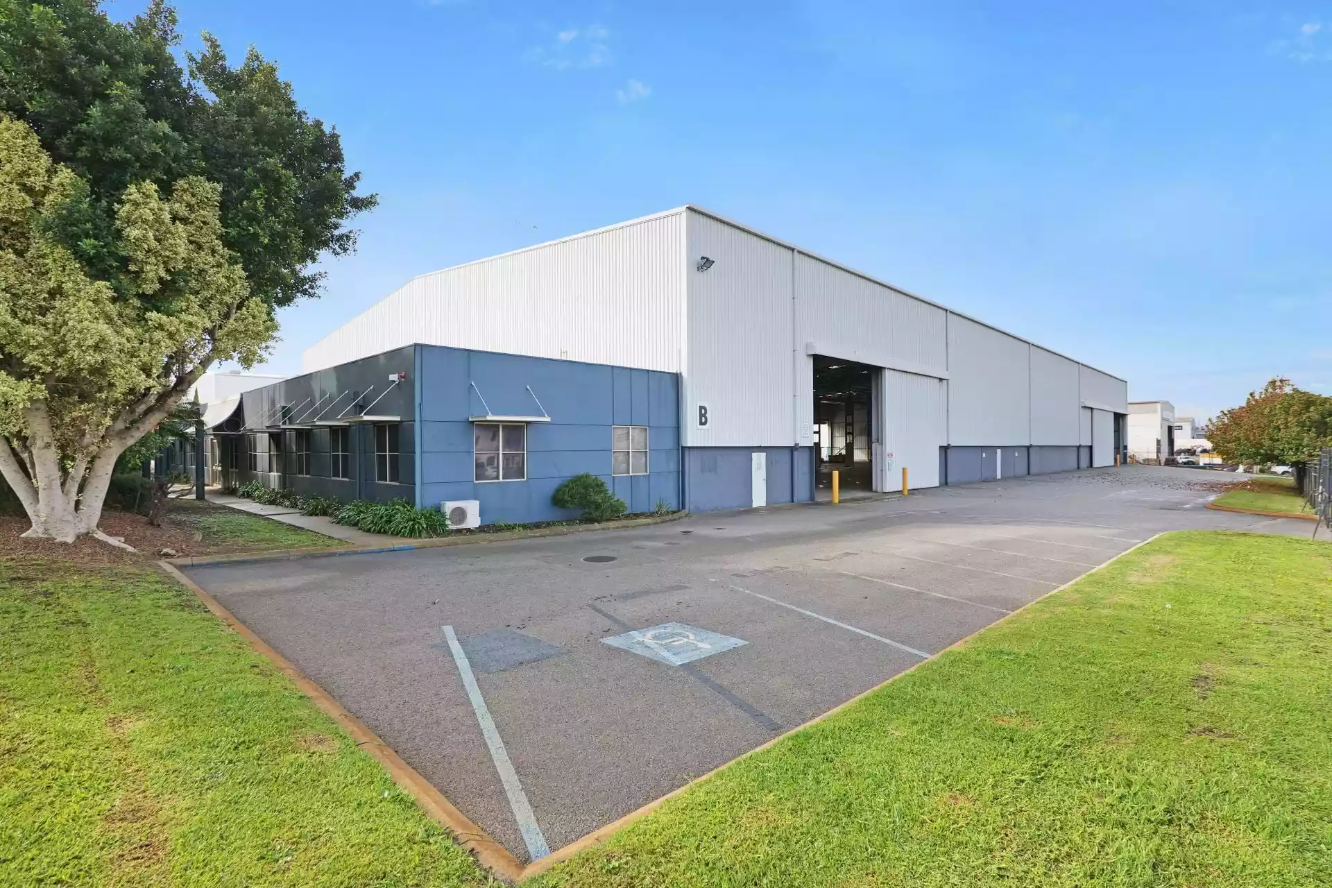 Warehouse/Workshop & Office Facility in Central Welshpool