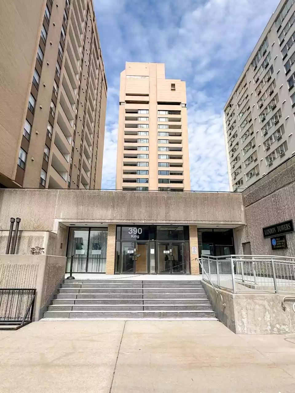 390 Dundas Exterior