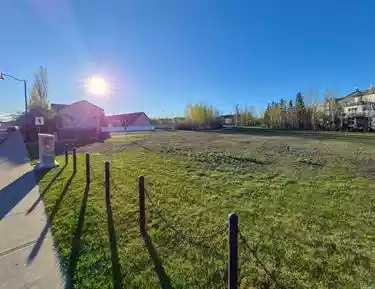 Okotoks - Land