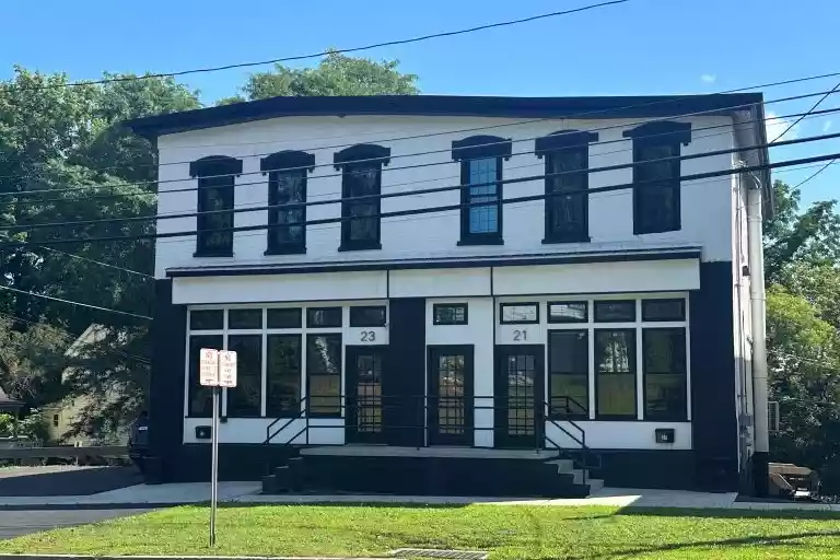 A1-21 W First Street N