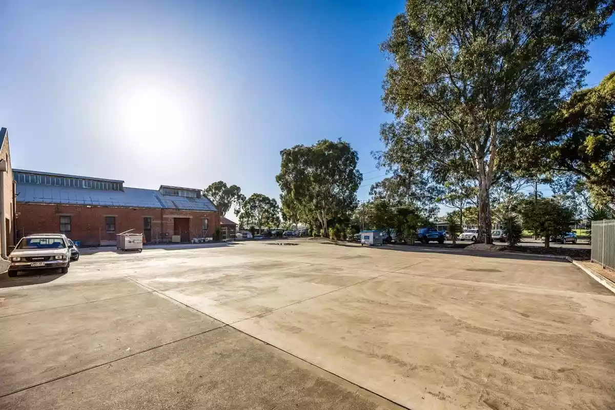 73 Churchill Road North