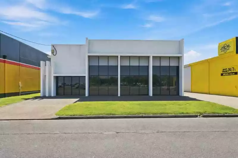 HIGH-EXPOSURE 949SQM SHOWROOM IN TIGHTLY HELD TRADE PRECINCT