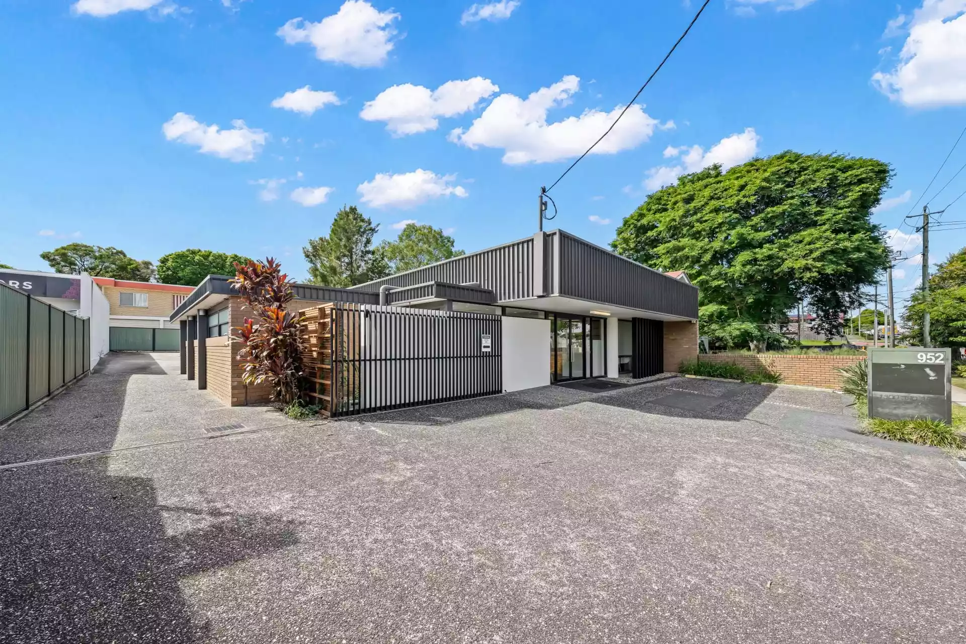 High-Exposure Office/Showroom Accommodation on Ipswich Road