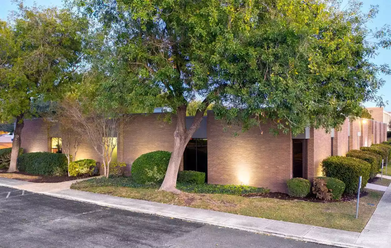 CENTERVIEW CROSSING - BURNET BUILDING